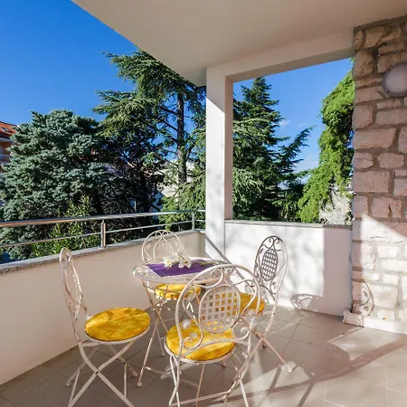 Modernes Nur 430 Meter Zum Sandstrand Im Beliebten Viertel Crni Mul Crikvenica