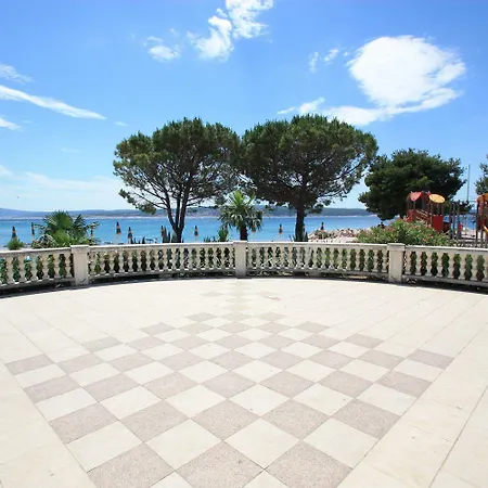 Modernes Nur 430 Meter Zum Sandstrand Im Beliebten Viertel Crni Mul Crikvenica