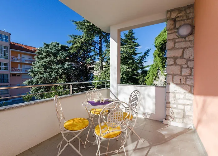 Modernes Nur 430 Meter Zum Sandstrand Im Beliebten Viertel Crni Mul Crikvenica